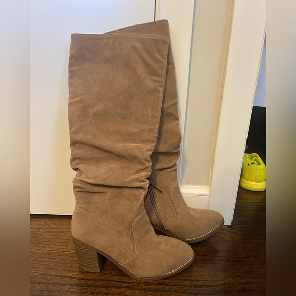 High heel tall boots, in brand new condition! - Picture 1 of 5